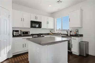 5617 Midnight Breeze Street, North Las Vegas, NV 89081 Kitchen