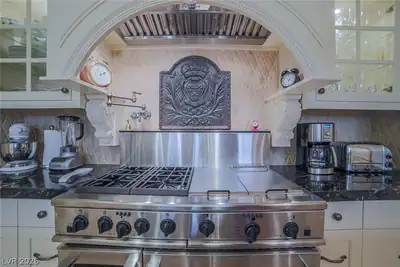 2863 Queens Courtyard Drive Kitchen
