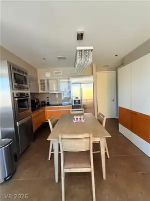 3722 Las Vegas Boulevard 2001 Kitchen