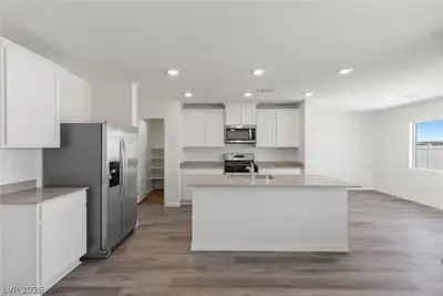 6740 Magnolia River Avenue Kitchen