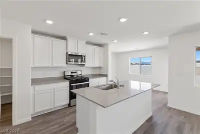 6740 Magnolia River Avenue Kitchen