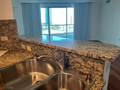 2777 PARADISE 608 Kitchen