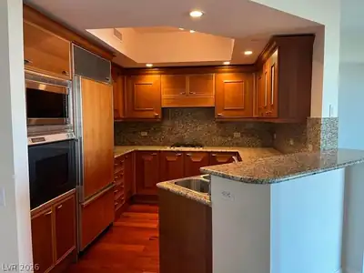 2777 PARADISE 608 Kitchen