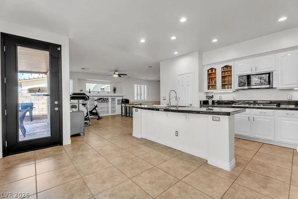 8221 Glistening Rush Street