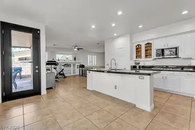8221 Glistening Rush Street, Las Vegas