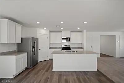 6758 Magnolia River Avenue Kitchen