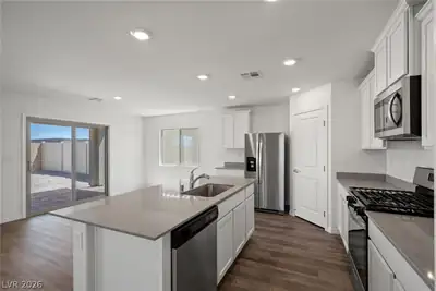 6758 Magnolia River Avenue Kitchen
