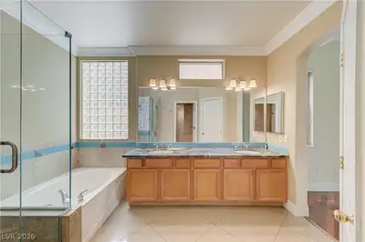 33 Staghorn Street Primary Bathroom