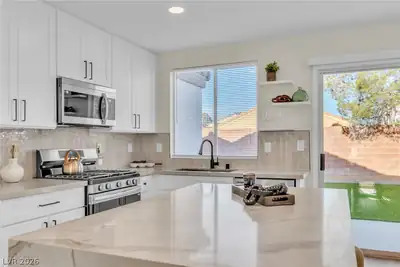 5822 Count Fleet Street Kitchen