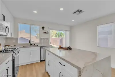 5822 Count Fleet Street Kitchen