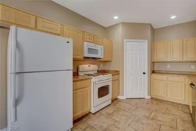 8926 Tomnitz Avenue Kitchen