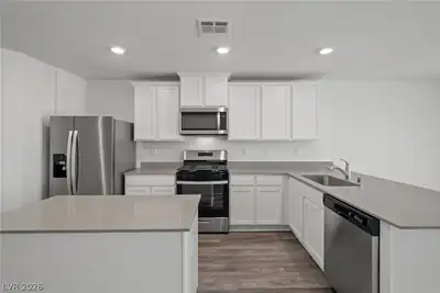 6722 Magnolia River Avenue Kitchen
