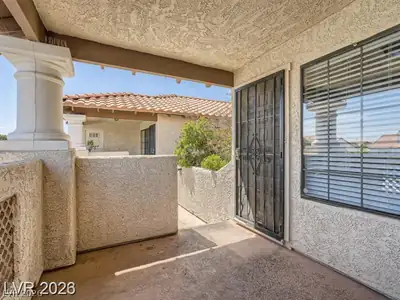 1411 Santa Margarita Street H Entry