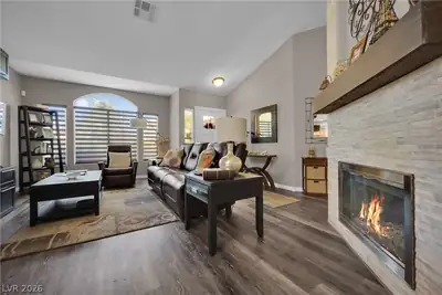 233 Innsdale Court Living Room