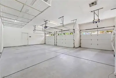 2212 Chatsworth Court Garage