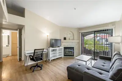 950 Seven Hills Drive 123 Living Room