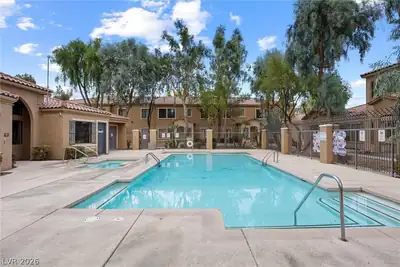 2001 Sue Court 206 Pool