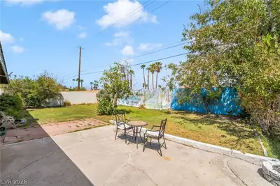 6604 Larchwood Lane Yard