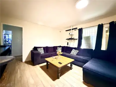 1101 Tamerack Avenue Living Room