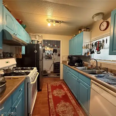 148 Sir Thomas Drive Kitchen