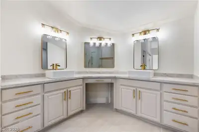 1700 Double Arrow Place Primary Bathroom