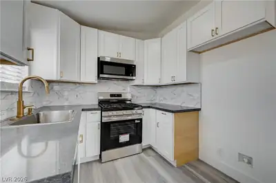 557 Chandler Street Kitchen