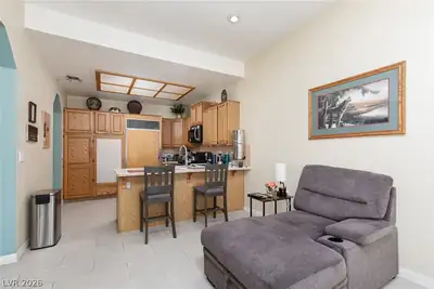 2882 Bridgepointe Drive Living Room