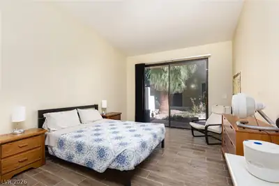 2882 Bridgepointe Drive Bedroom