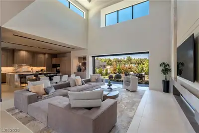 751 Wexler Court Living Room