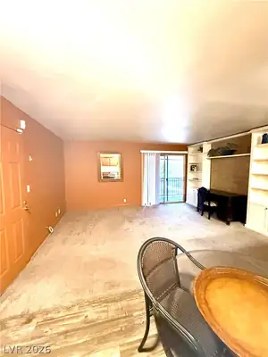 5041 RIVER GLEN Drive 94 Living Room