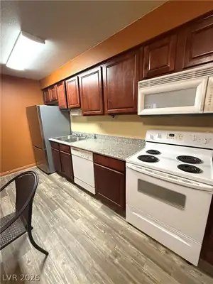 5041 RIVER GLEN Drive 94 Kitchen