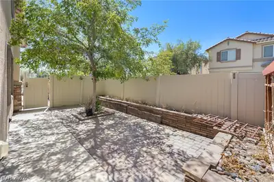 10883 Hawthorne Berry Street Patio