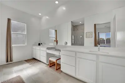 120 Barclay Heights Avenue Primary Bathroom