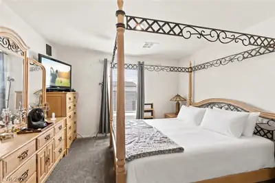 2554 Petunia Garden Avenue Primary Bedroom