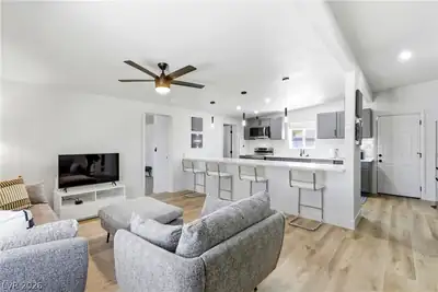 1945 Palma Vista Avenue Living Room