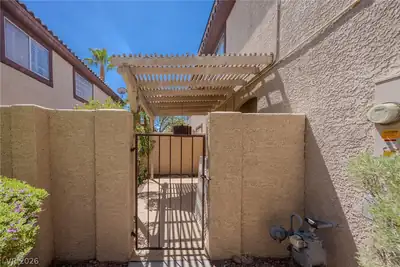 2605 Glen Green Avenue Courtyard