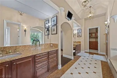 5067 Mountain Foliage Drive Primary Bathroom