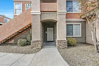 1513 Truett Street 104 Entry