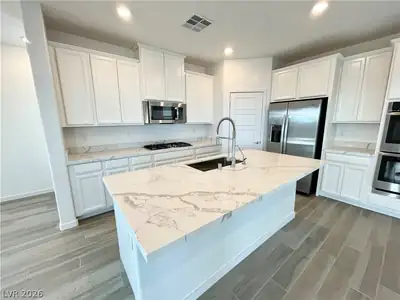 12413 Harbor Isle Avenue Kitchen