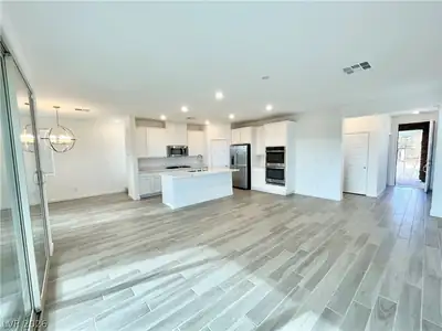 12413 Harbor Isle Avenue Living Room
