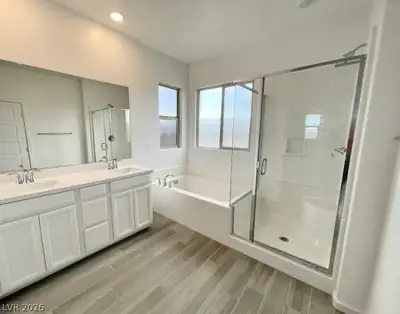 12413 Harbor Isle Avenue Primary Bathroom