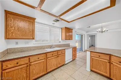 2121 West Labrador Court Kitchen