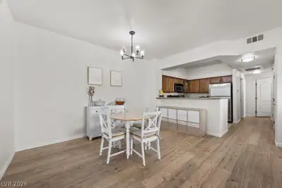 1617 Queen Victoria Street 102 Dining Area