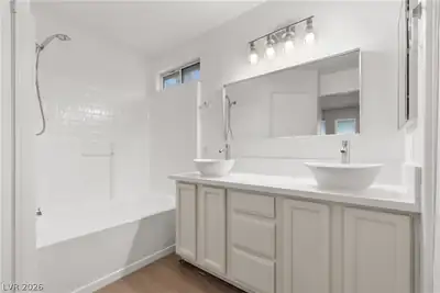 5730 Carmel Sand Street, North Las Vegas, NV 89031 Primary Bathroom