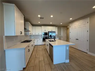 7148 Port Stephens Street Kitchen
