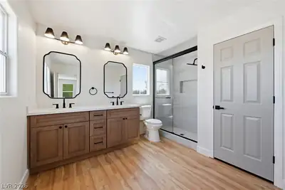 5044 Wild Buffalo Avenue Primary Bathroom