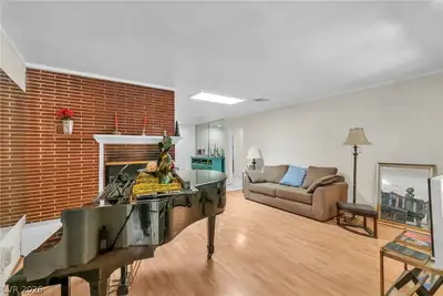 1567 Shadow Mountain Place Living Room