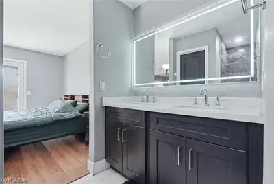 531 Chelsea Drive Primary Bathroom