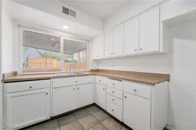 3047 Plaza Street Kitchen