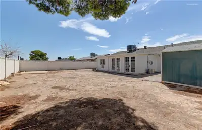 6500 Hill View Avenue Yard